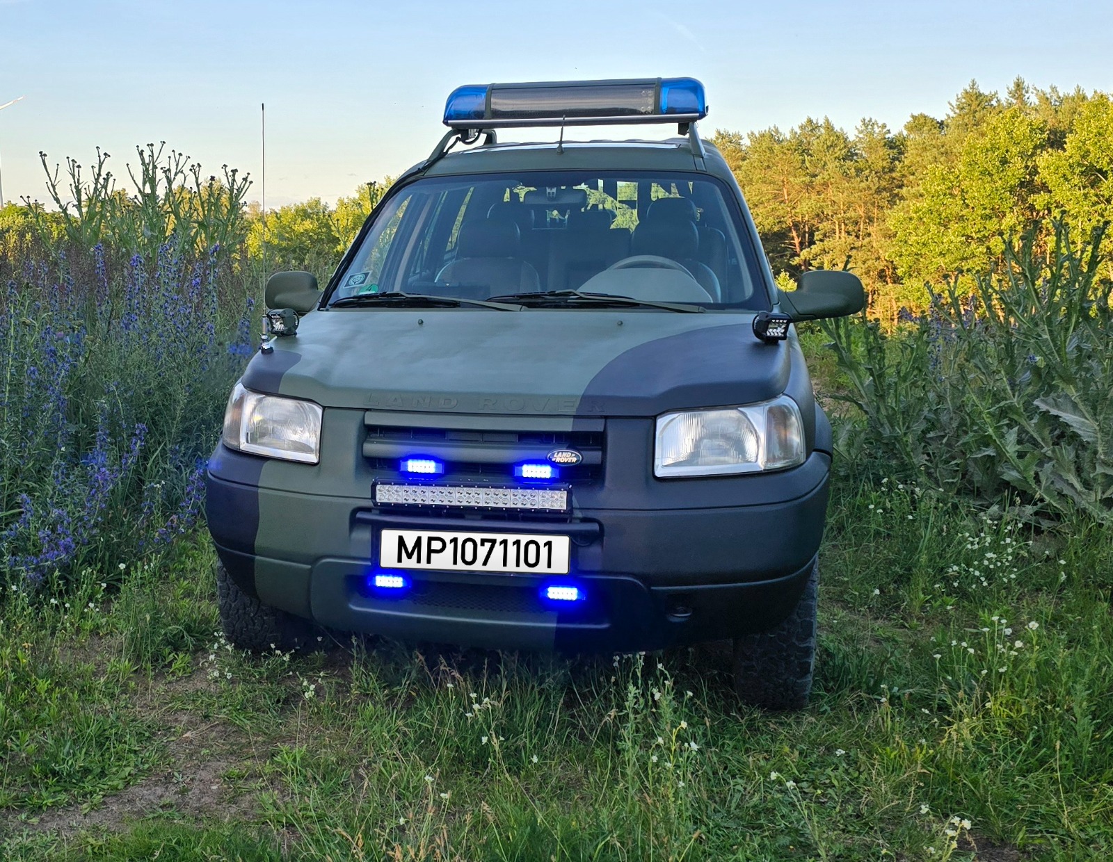 Einsatzfahrzeug Seitenansicht mit Sondersignalanlage
